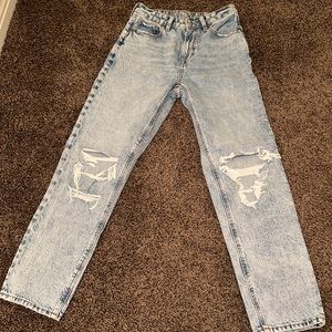 American Eagle Jeans Size 2
Regular length
Mom Jean Fit
Light wash
Distressed